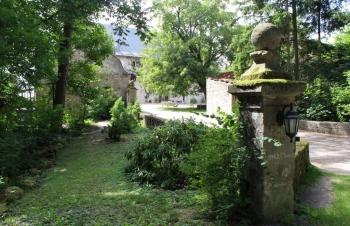 Blick durch den Garten aufs Seminarhaus