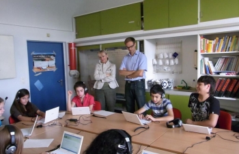 Dr. Sauer (LMU) und V.Kaltwasser bei der computergestützten Testung der Schüler