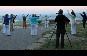 Qigong Übende unter freiem Himmel im Morgenlicht
